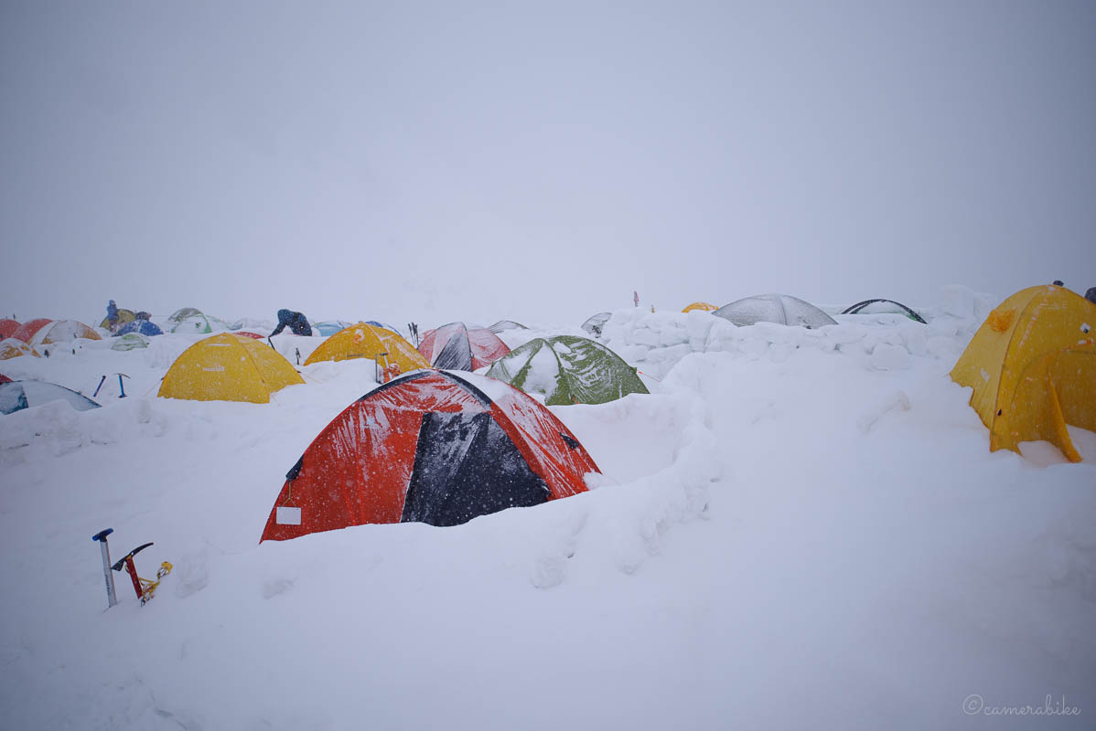 雪降る涸沢ヒュッテのテント場
